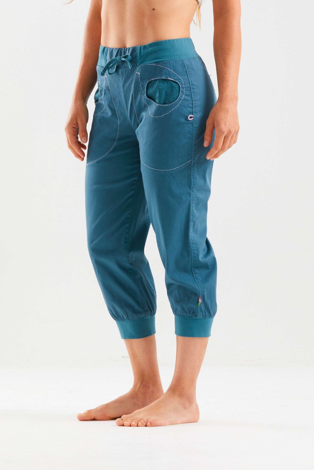 Pantaloni 3/4 outdoor in bamboo e cotone biologico con tasche in pizzo sangallo e vita regolabile, slim fit e made in Italy