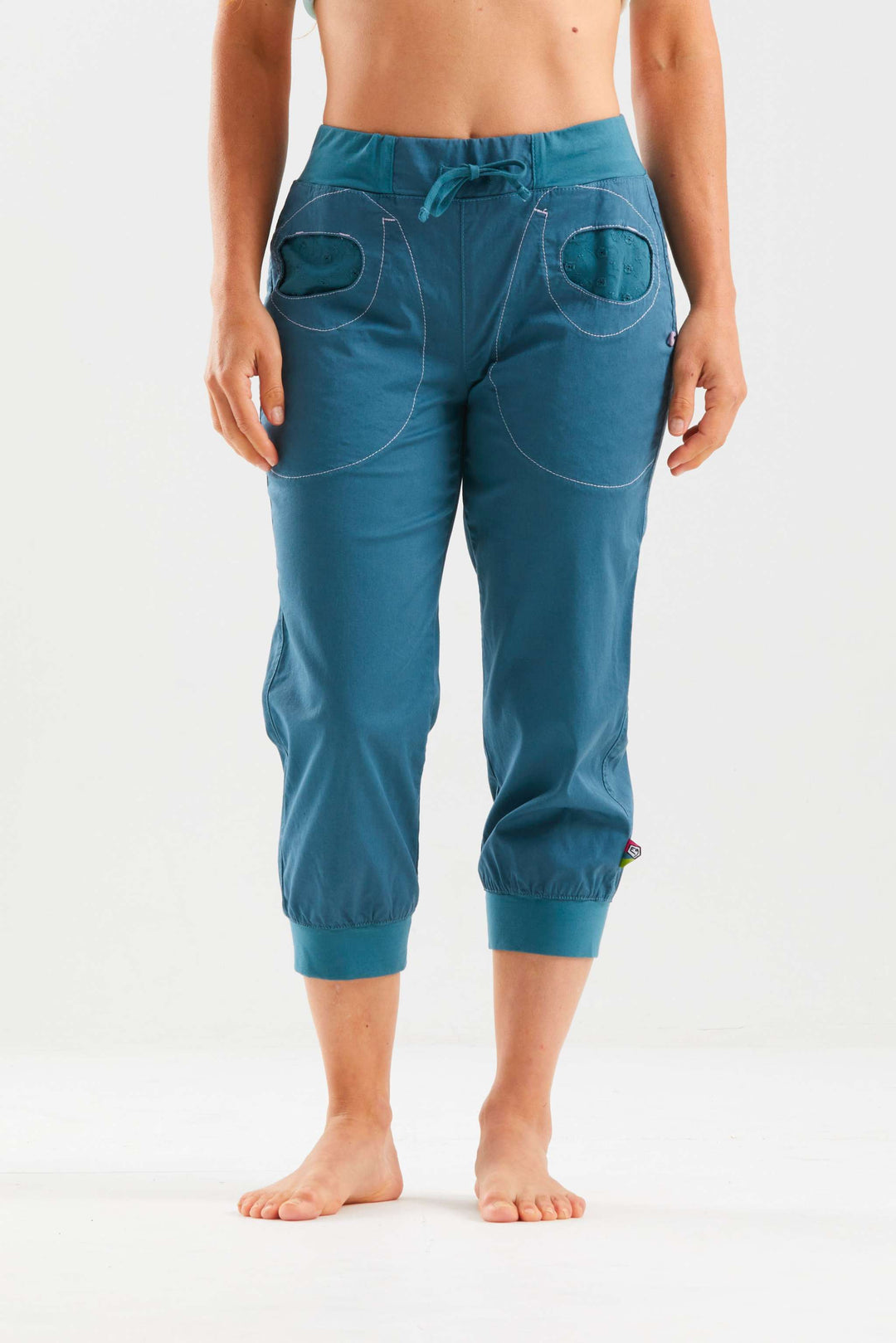 Pantaloni 3/4 outdoor in bamboo e cotone biologico con tasche in pizzo sangallo e vita regolabile, ideali per arrampicata e comfort.