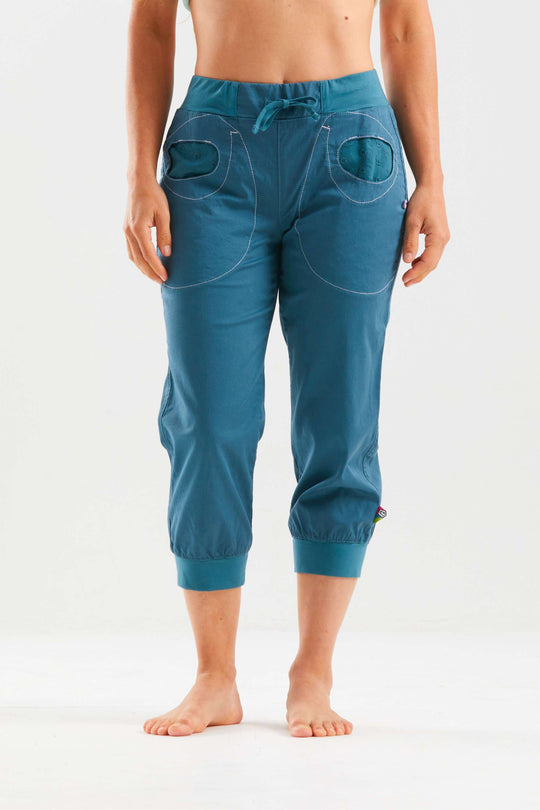 Pantaloni 3/4 outdoor in bamboo e cotone biologico con tasche in pizzo sangallo e vita regolabile, ideali per arrampicata e comfort.