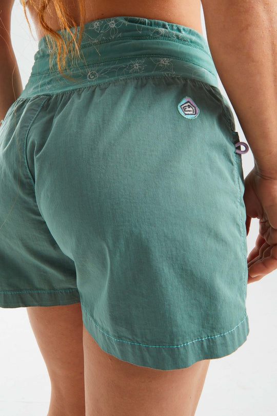 Shorts outdoor e climbing Mafalda in popeline tecnico leggero con vita regolabile e dettaglio in eco-pelle, made in Italy