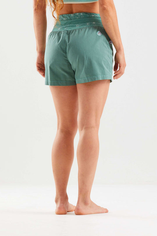 Shorts outdoor e climbing in popeline tecnico leggero con vita regolabile e dettaglio in eco-pelle, stile Made in Italy