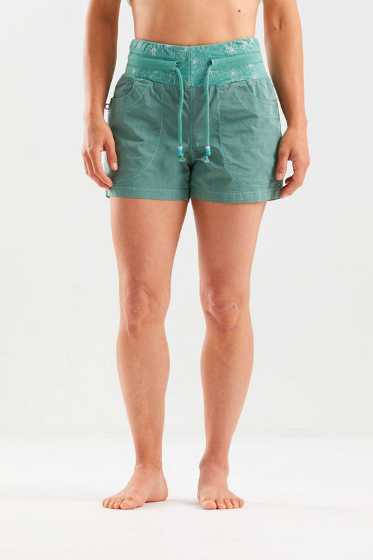 Shorts outdoor e climbing Mafalda in popeline tecnico leggero e resistente con vita regolabile e dettaglio in eco-pelle, made in Italy