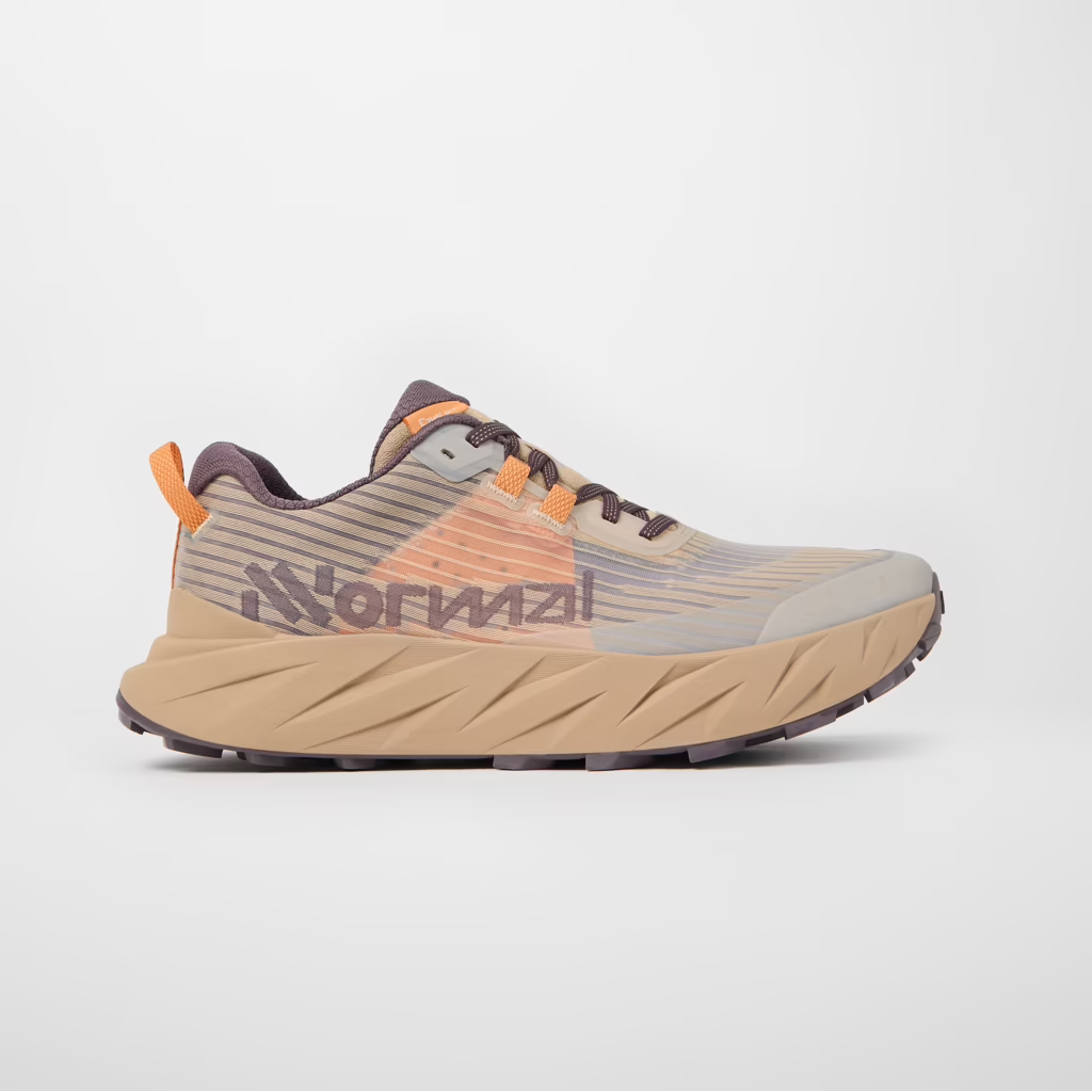 Cadí M trail running shoe with engineered mesh upper, soft cushioning, and Vibram Megagrip sole for smooth and rolling terrain.