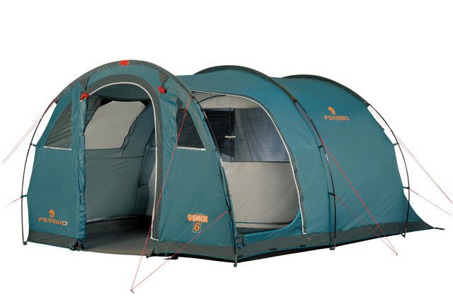 Tenda Fenix 6 di color grigio chiaro con struttura robusta in ambiente naturale