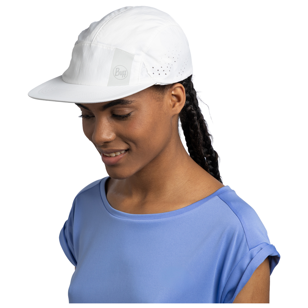 Cappello da deserto beige su sfondo chiaro