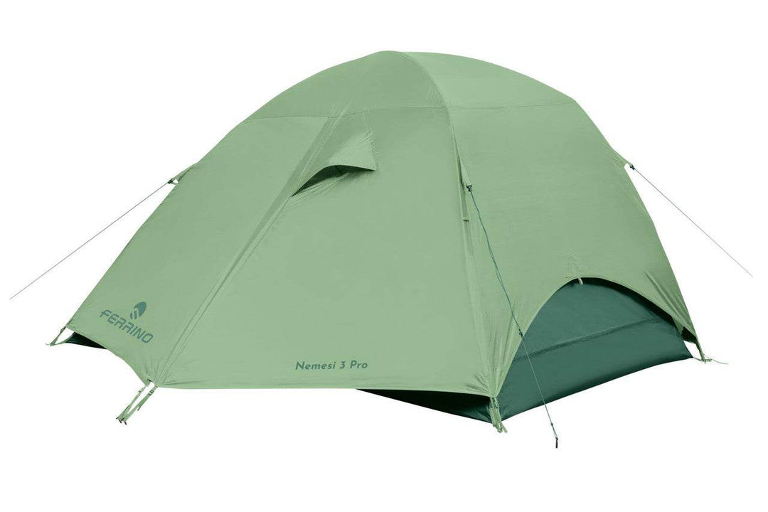 Tenda Nemesi 3 Pro montata in campeggio all'aperto