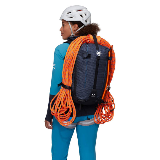 Mammut Trion 28 Women Marine/Black, indossato vista posteriore