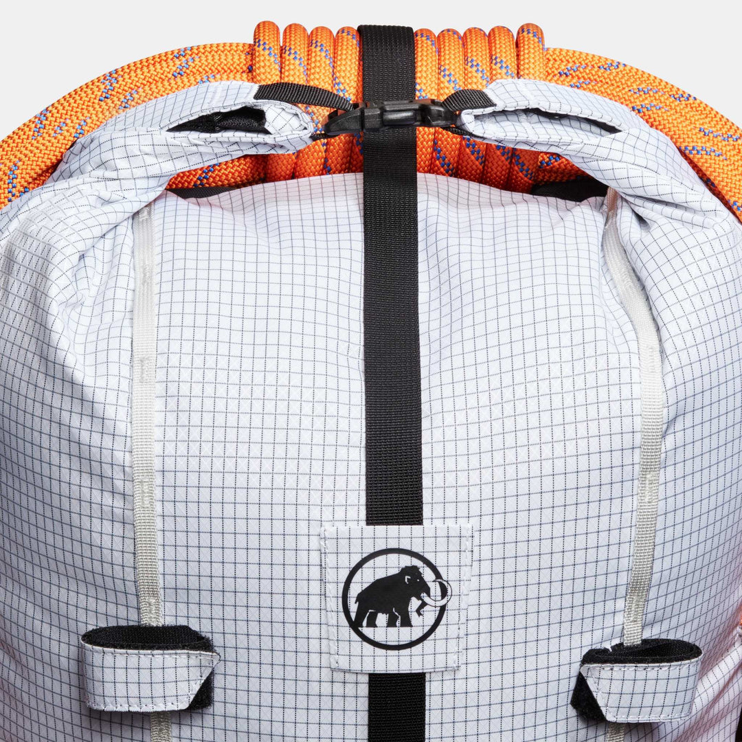 Mammut Trion 28 White/Black - chiusura rolltop e fissaggio della corda