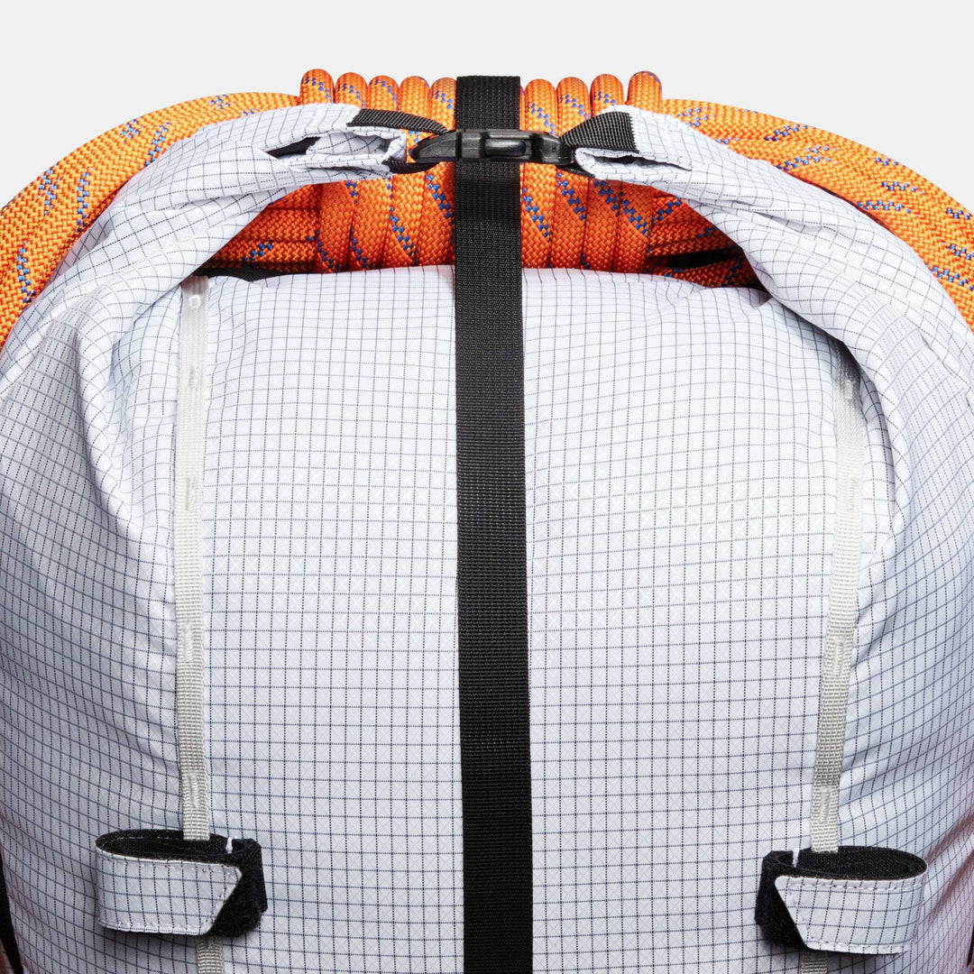 Mammut Trion 38 White/Black - chiusura rolltop e fissaggio della corda