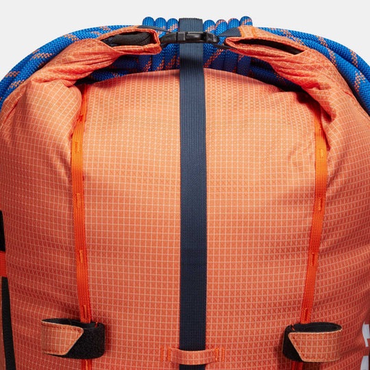 Mammut Trion 38 Arumita/Marine - chiusura rolltop e fissaggio della corda