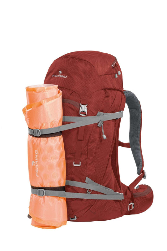 Zaino Finisterre 38 hiking backpack in red with multiple pockets and lightweight design for trekking.