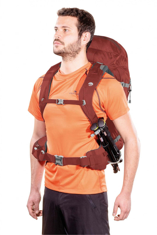 Zaino Finisterre 38 backpack for hiking with advanced materials and multiple pockets, worn by a person outdoors.