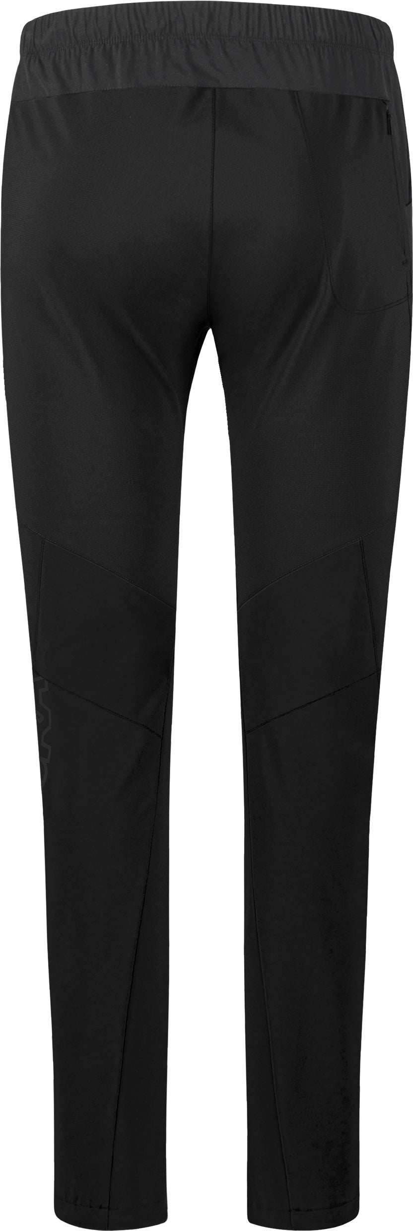 Donna che indossa pantaloni Synth leggeri e resistenti per escursionismo e arrampicata, con tasche e pannelli rinforzati in nylon stretch idrorepellente.