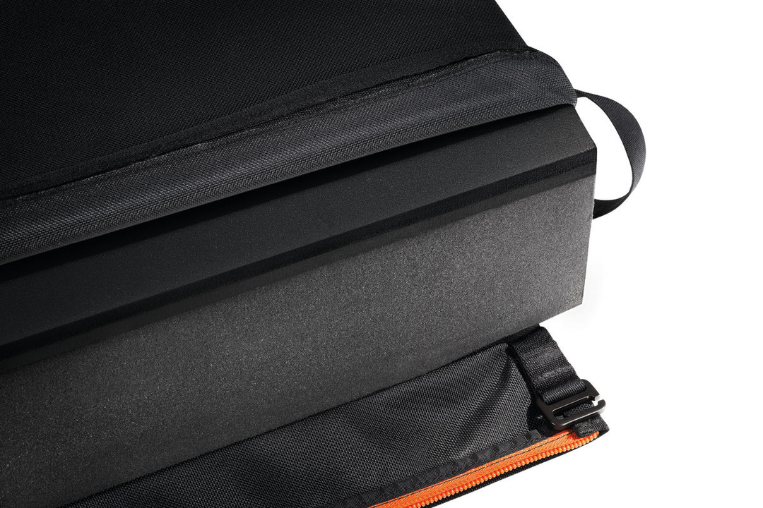 Crash Pad Alto with durable mono-block construction and triple layer cushioning for climbing safety.