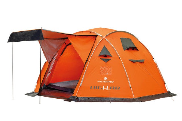 Tenda Campo Base montata su terreno montano con cielo sereno al tramonto