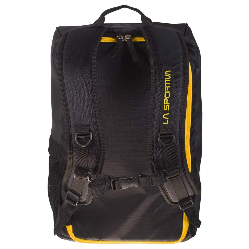 Climbing bag in nylon and PVC with zipper, internal pocket, and rope tarp, 22L capacity.