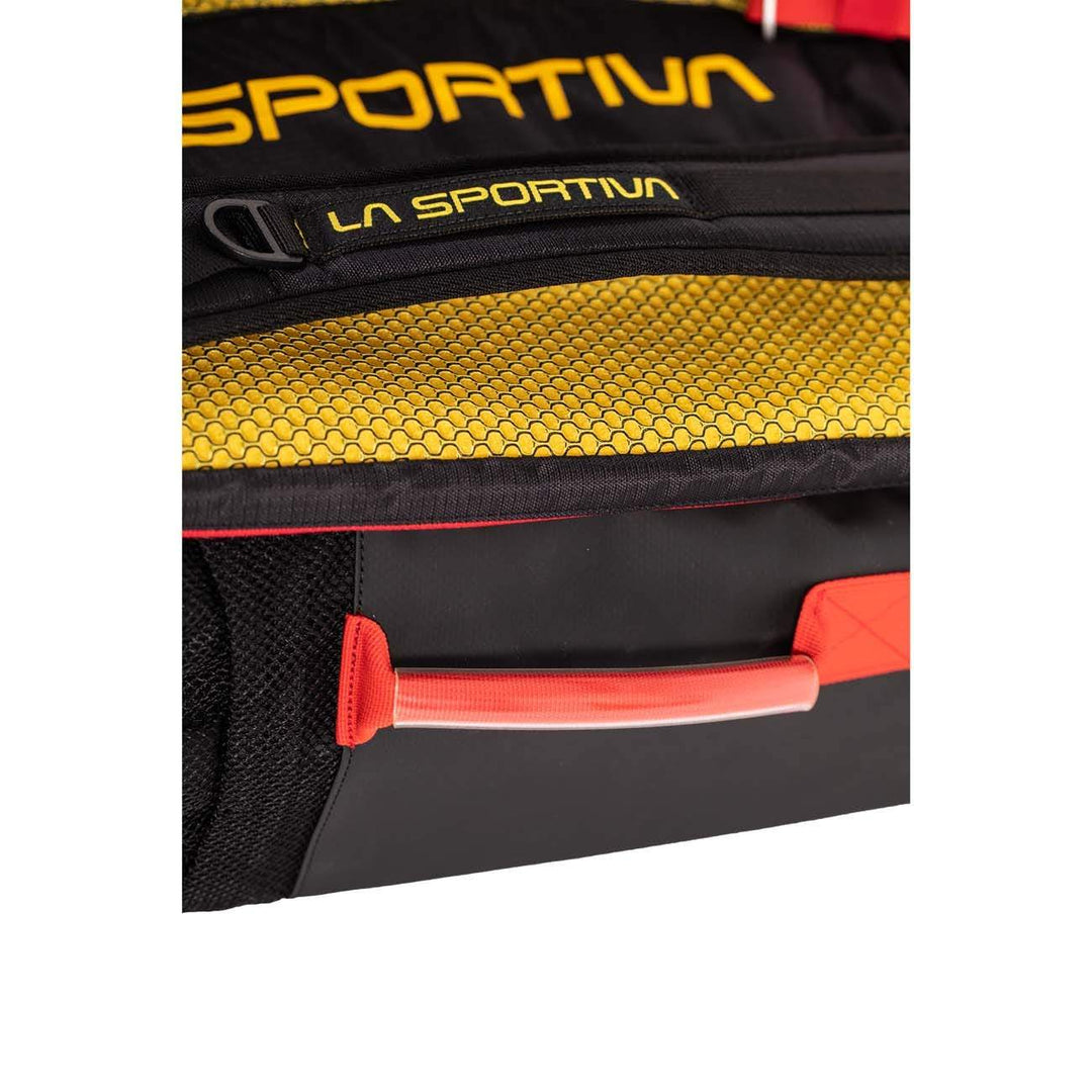 Travel bag in nylon and PVC with multiple compartments, hand luggage size, zip opening.