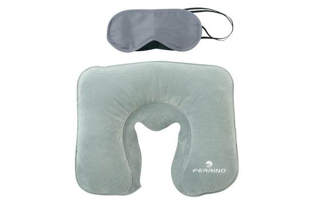 Set travel elegante con valigie e accessori da viaggio coordinati