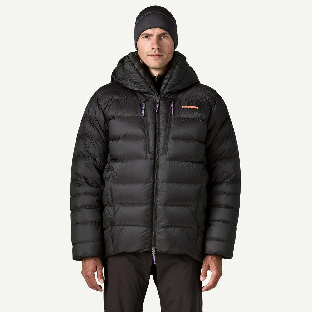 Patagonia Grade Vii Down Parka: parka nero indossato, vista frontale