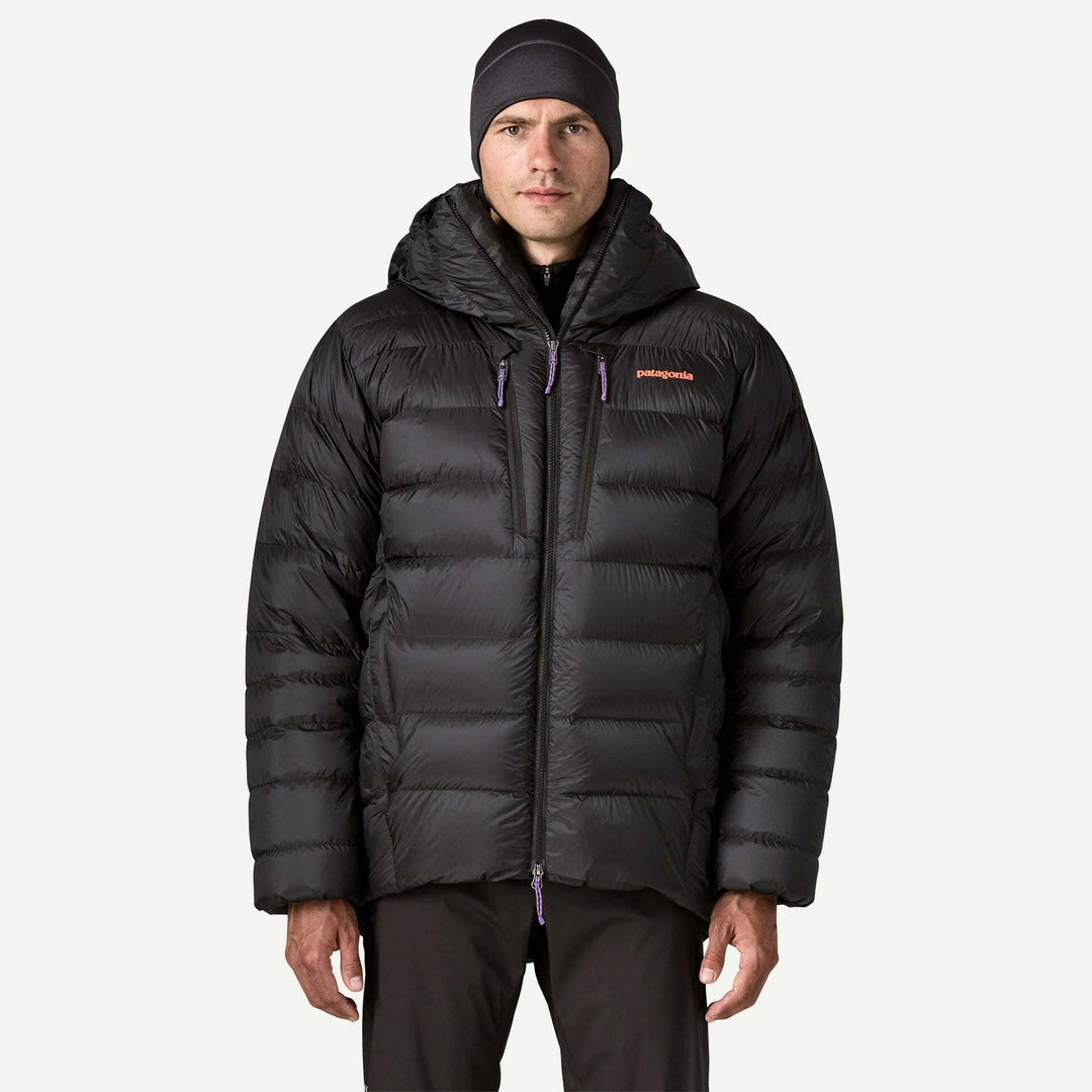 Patagonia Grade Vii Down Parka: parka nero indossato, vista frontale