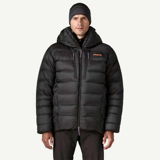 Patagonia Grade Vii Down Parka: parka nero indossato, vista frontale