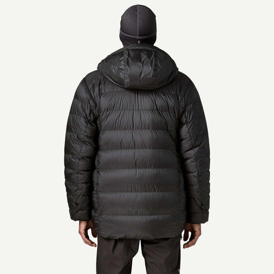 Patagonia Grade Vii Down Parka: parka nero indossato, vista posteriore