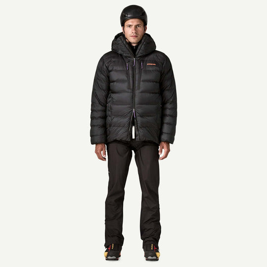 Patagonia Grade Vii Down Parka: parka nero indossato, vista completa