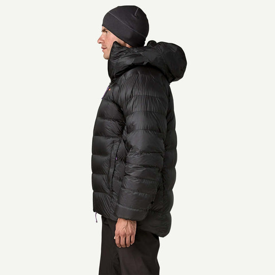 Patagonia Grade Vii Down Parka: parka nero indossato, vista laterale