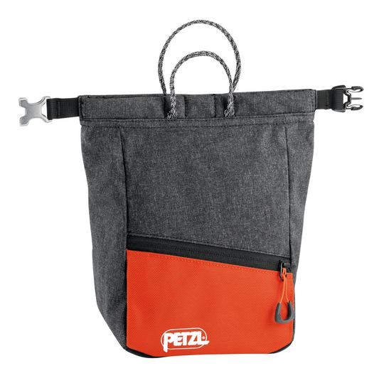 Sakab chalk bag for bouldering, semi-rigid structure, large opening, magnetic closure, easy transport, zip pockets, toothbrush holder.