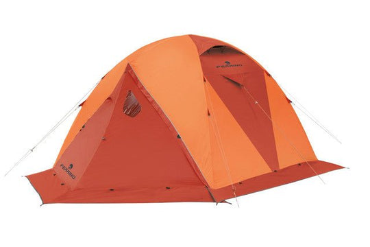 Tenda Lhotse 4 montata su terreno erboso con vista panoramica