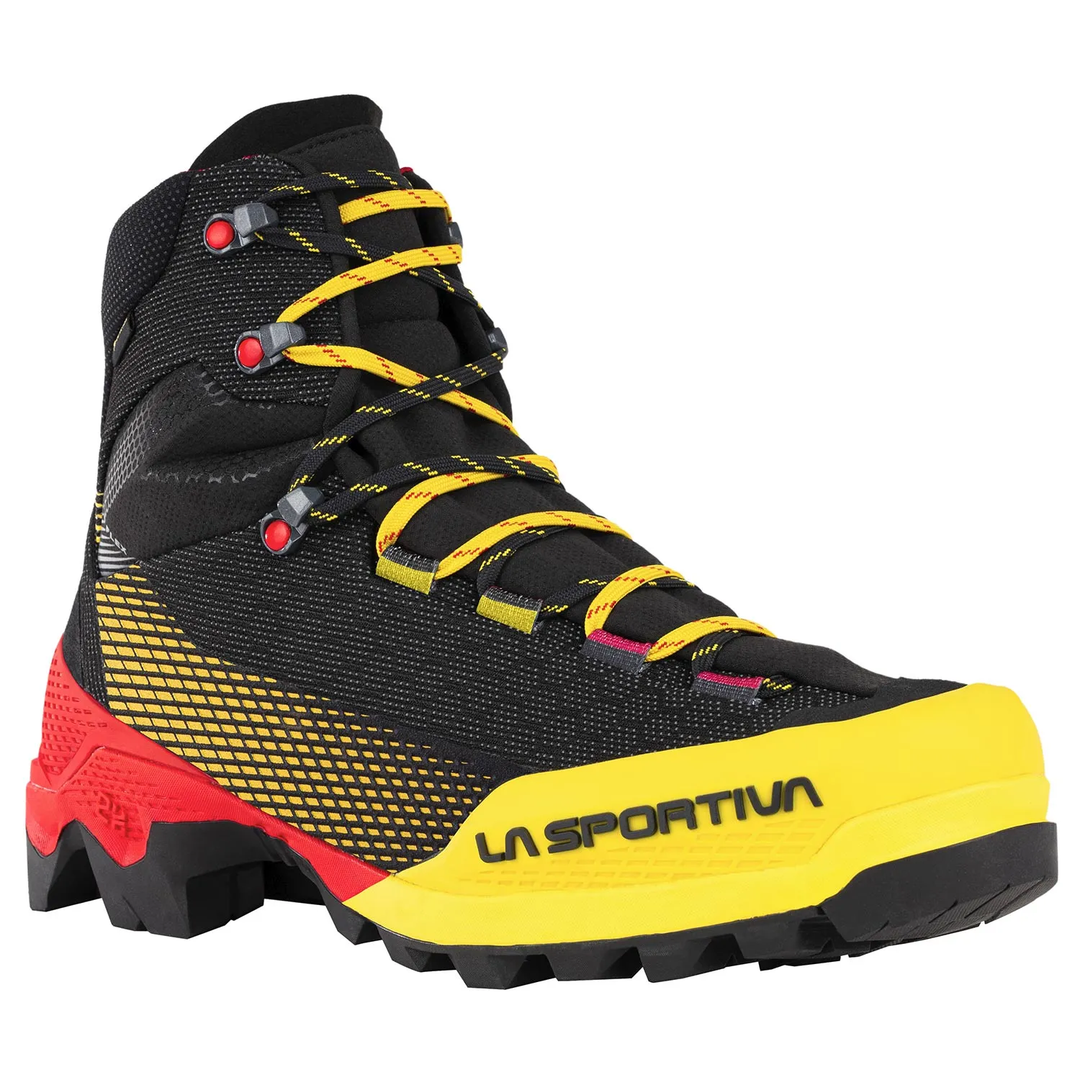 Ultra-light technical hiking boot Aequilibrium St Gtx for mixed terrains.
