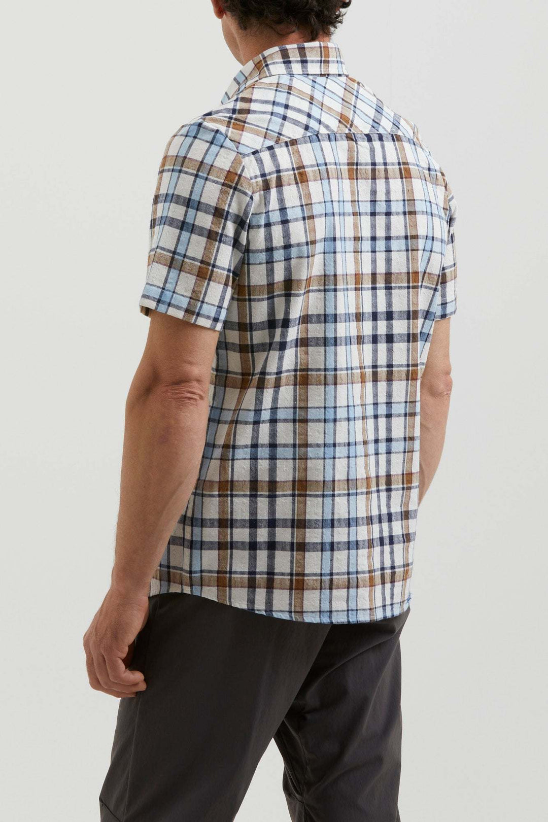 Camicia di cotone a quadri con tasca frontale e toppa, vestibilità regolare, Made in Italy.