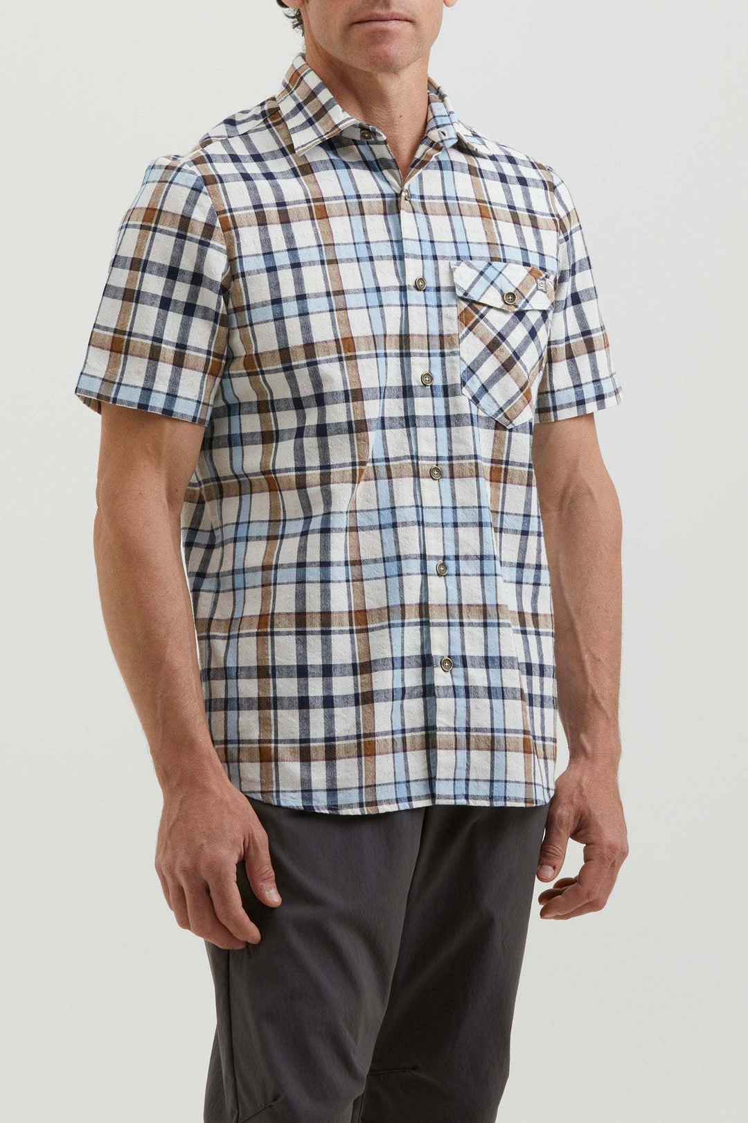 Camicia di cotone a quadri con tasca frontale e toppa, vestibilità regolare.