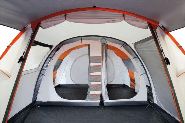 Tenda Chanty 5 Deluxe montata all'aperto con struttura robusta e design moderno