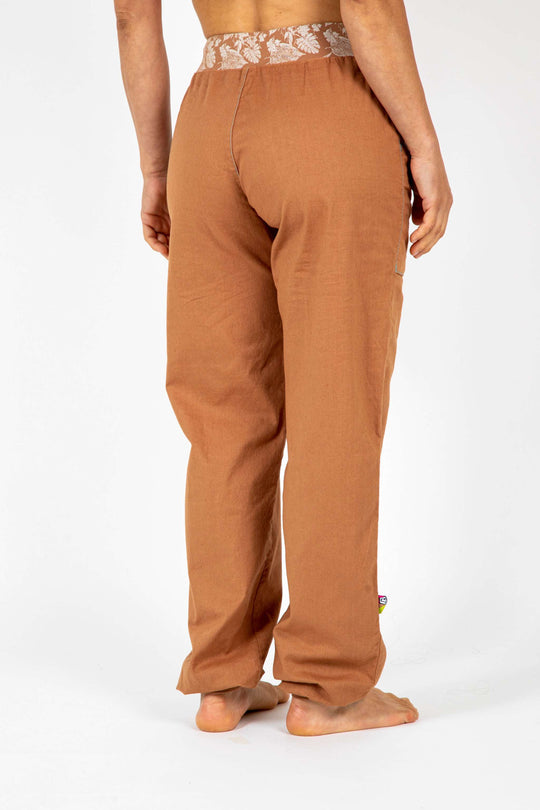 Aria outdoor and climbing pants in organic cotton and linen with adjustable waist and embroidery detail.