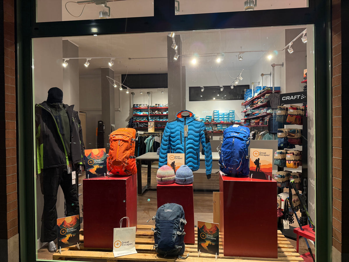 La vetrina di Bshop Braccini con zaini, abbigliamento e accessori Great Escapes
