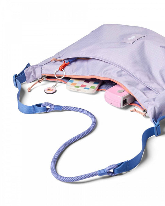 Borsa a tracolla Trozo 8L in nylon ripstop riciclato con tracolla regolabile e tasche multiple per accessori.