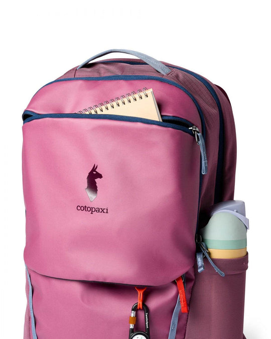 Zaino Allpa 26L Daypack urbano in nylon e poliestere riciclati, resistente, leggero e organizzato con tasche per laptop, tablet e borraccia.
