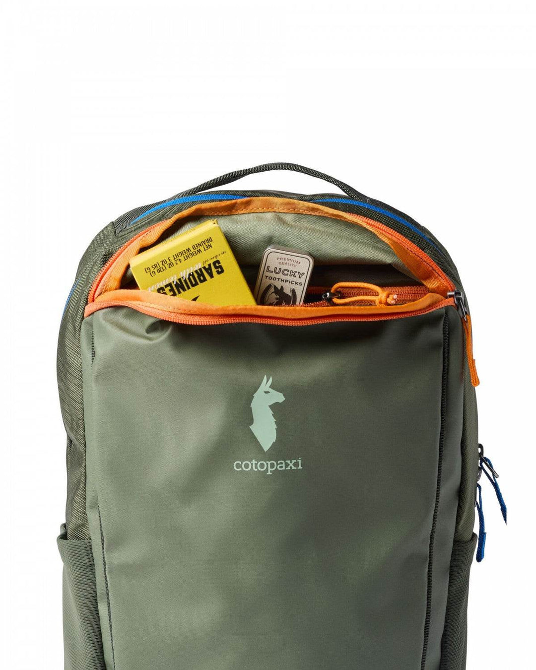Zaino Allpa 18L Daypack resistente e organizzato per laptop e borraccia, perfetto per pendolari e viaggiatori.