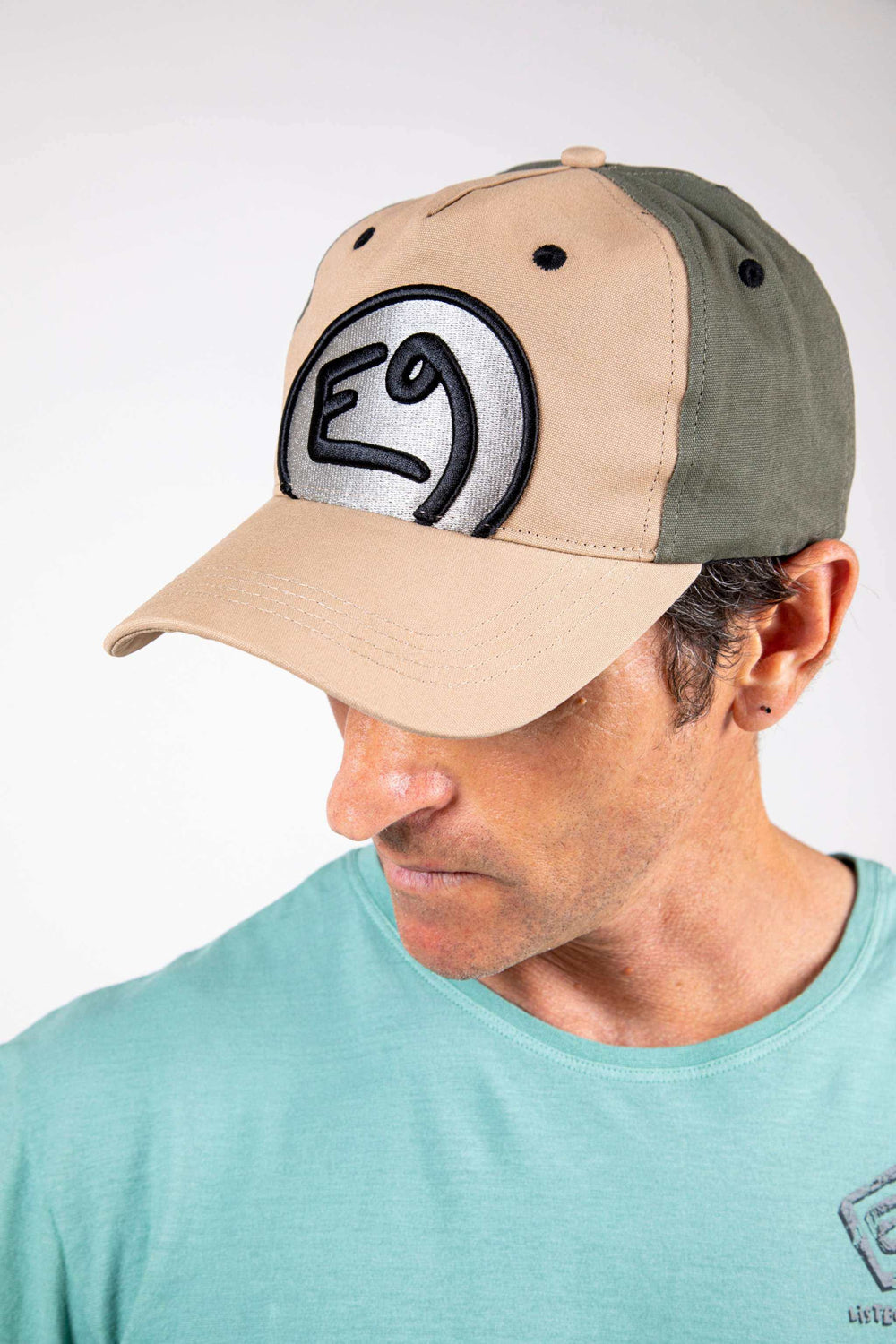 Cappello con visiera, ricamo in rilievo, chiusura regolabile, 100% cotone.