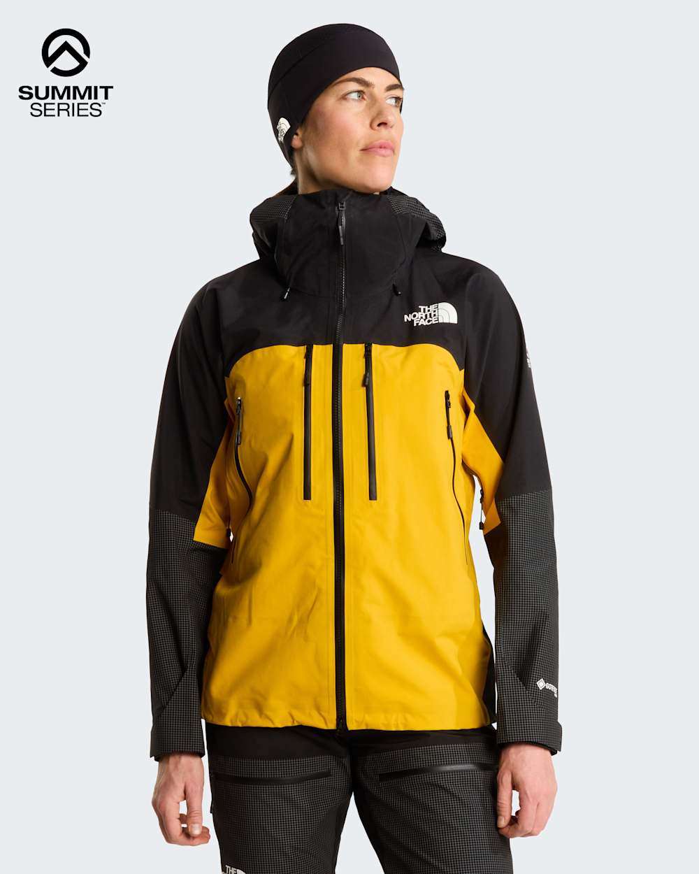 The North Face W Summit Mountain Gtx Pro Jacket – Summit Gold/Tnf Black – indossato