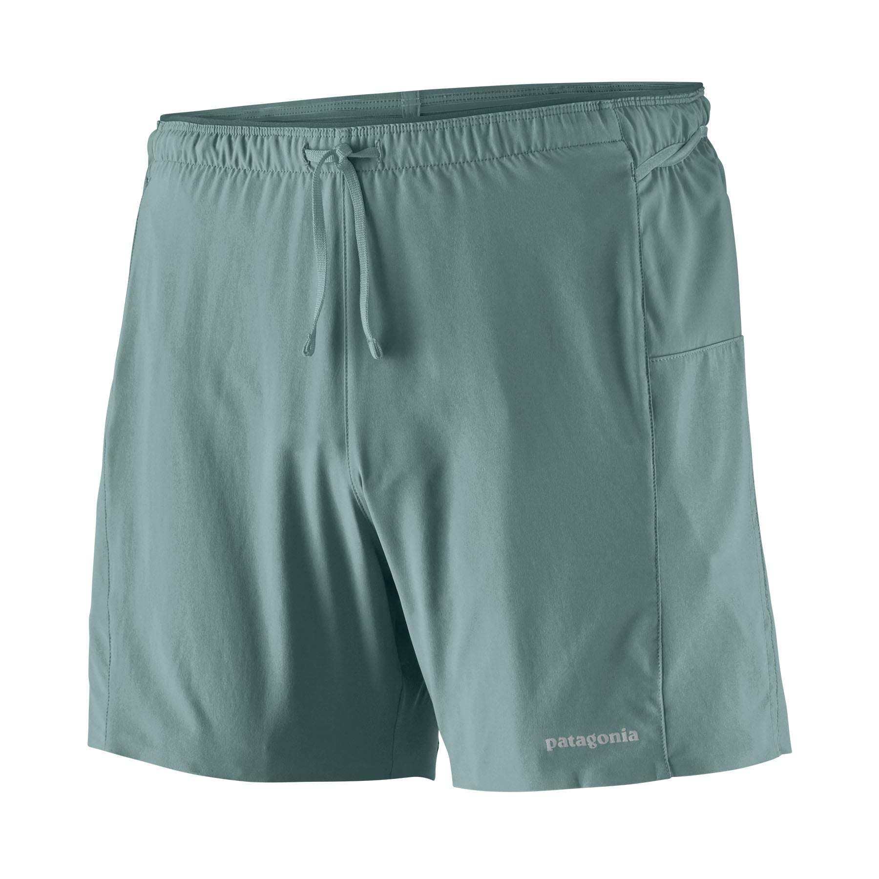 Shorts da running leggeri con cinque tasche e vita elasticizzata, lunghezza interno gamba 18 cm, tessuto rapido asciugatura e logo riflettente.