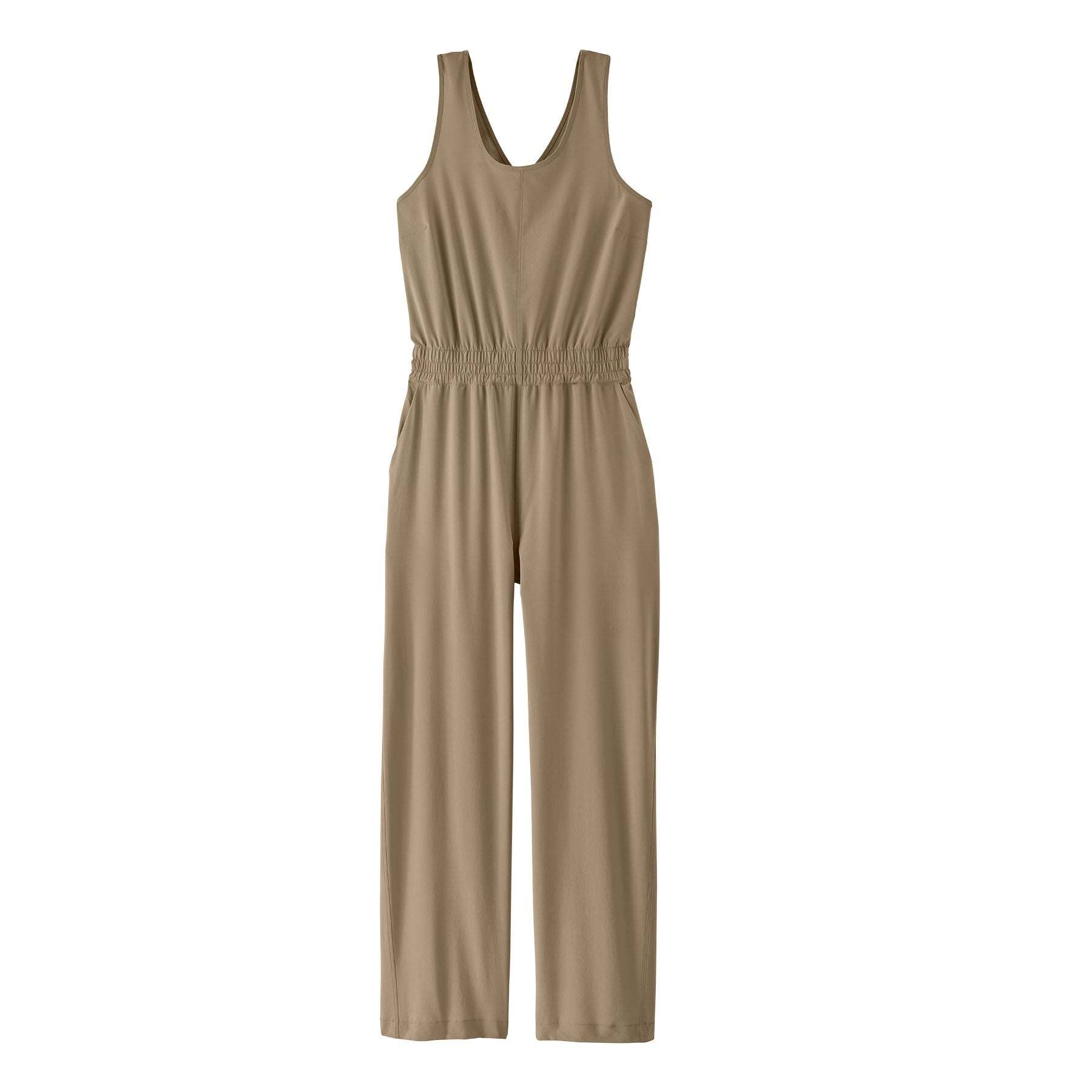 Donna che indossa tuta casual Terrebonne Traveler in tessuto traspirante con vita elasticizzata e spalline comode