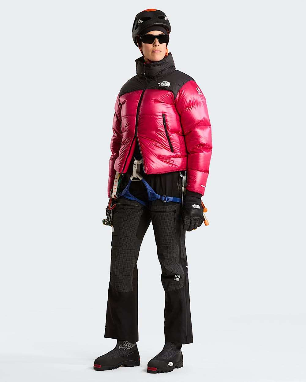The North Face W Summit Nuptse Jacket NF0A8H3E UL2, TNF Black/Lali Guran - indossata con attrezzatura da alpinismo