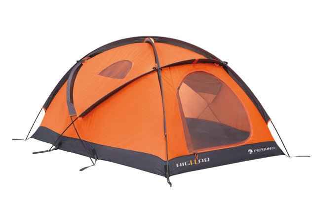 Tenda Snowbound 2 Fr montata su terreno erboso con cielo sereno sullo sfondo