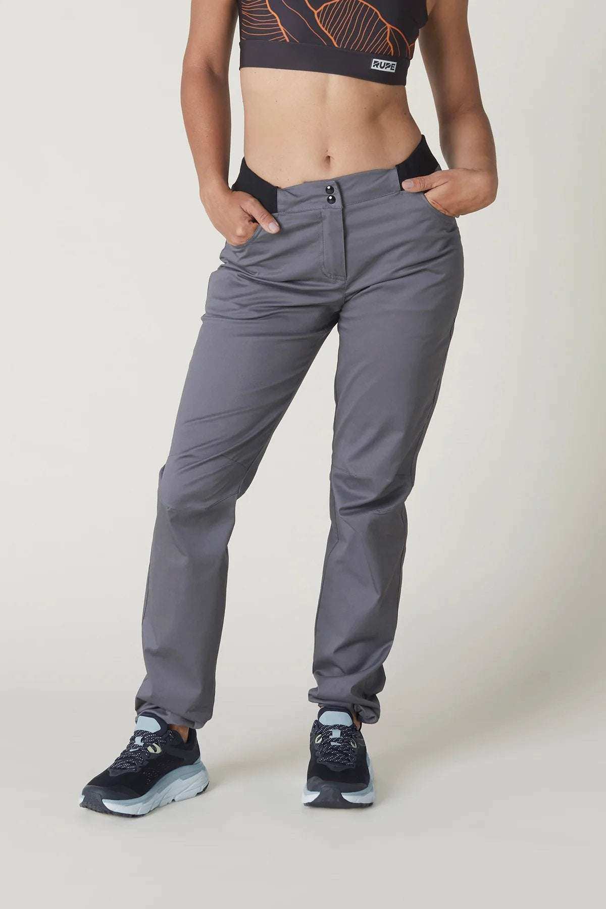 Pantaloni Pirenei Rupe in cotone elasticizzato resistenti per arrampicata e trekking con design freestyle e fondo regolabile.