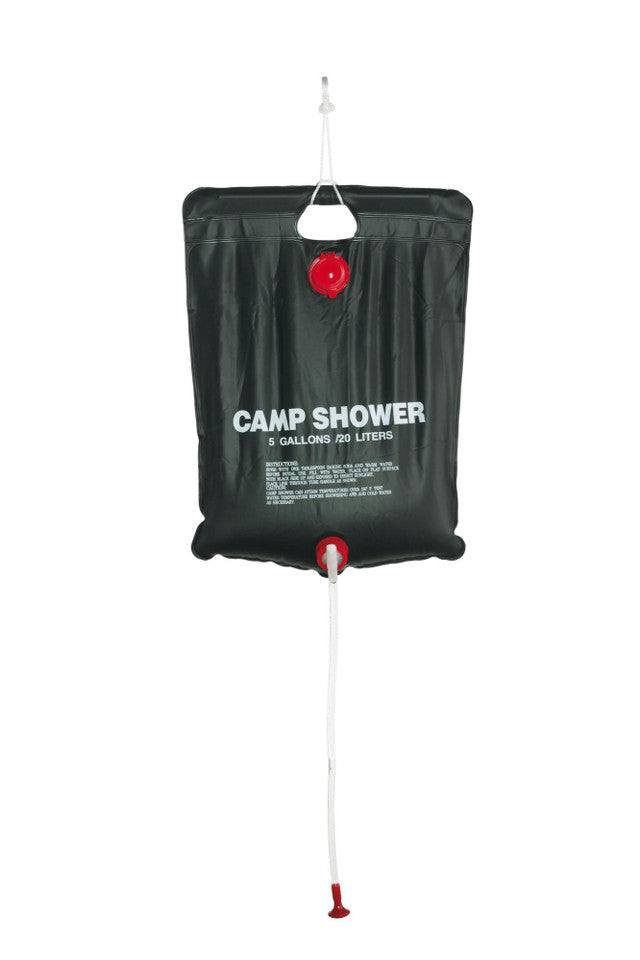 Doccia solare moderna installata all'aperto in ambiente naturale