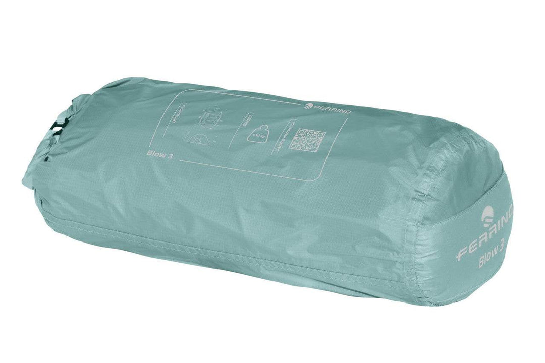 Tenda Blow 3 montata all'aperto su prato verde