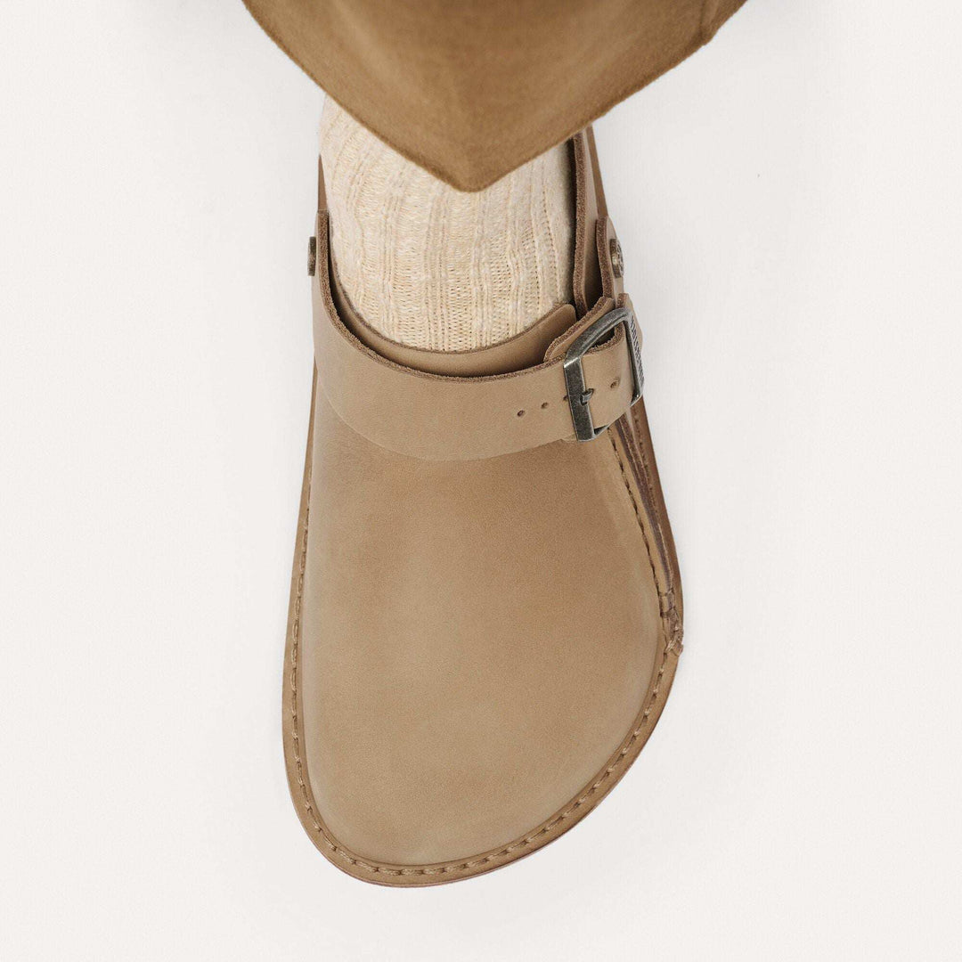 Birkenstock Lutry Premium Oiled Leather - Tabacco Brown - vista dall’alto del sabot indossato