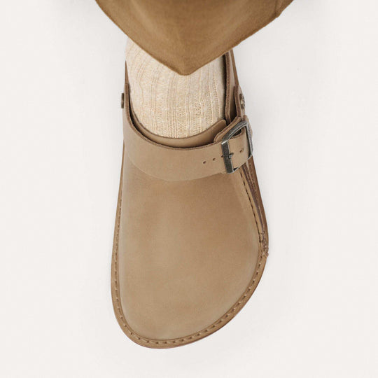 Birkenstock Lutry Premium Oiled Leather - Tabacco Brown - vista dall’alto del sabot indossato
